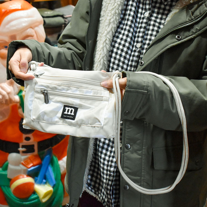 クリスマスプレゼント ウォーキングが最近趣味の自分へマリメッコのスマートトラベルバッグ
