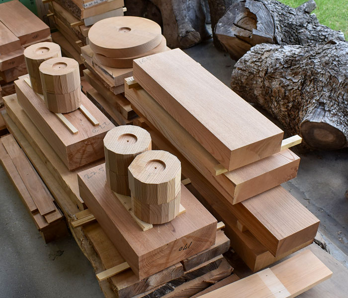 GRACE OF WOOD(グレースオブウッド)オリジナル木製スマホスタンド 角材の状態から削り出し作業
