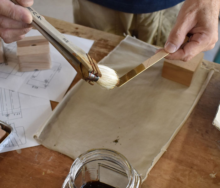 GRACE OF WOOD(グレースオブウッド)オリジナル木製スマホスタンド 削り出しの後、研磨、そして塗装作業