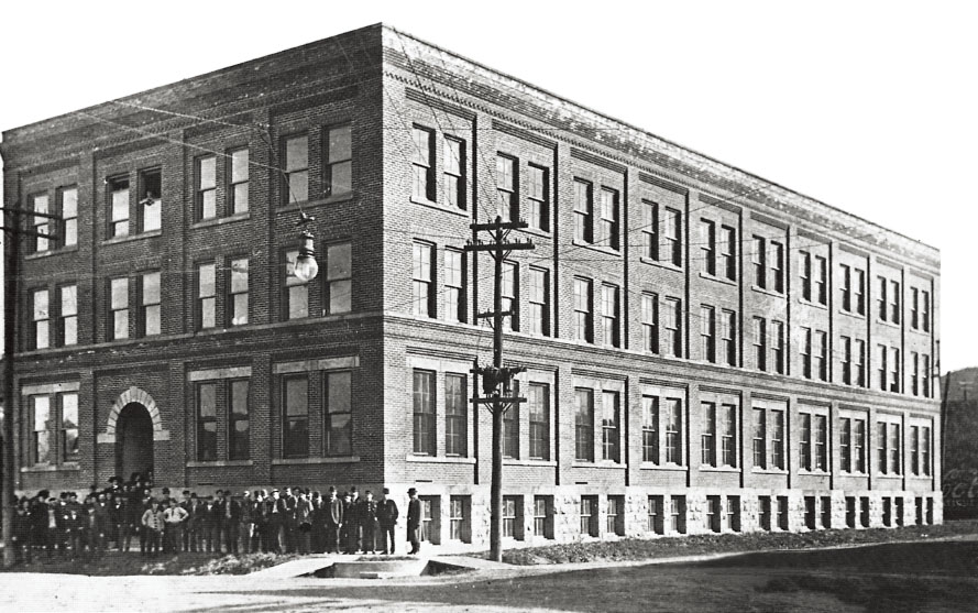 1909年に４階建てに増築され立派な工場になったレッドウィング社