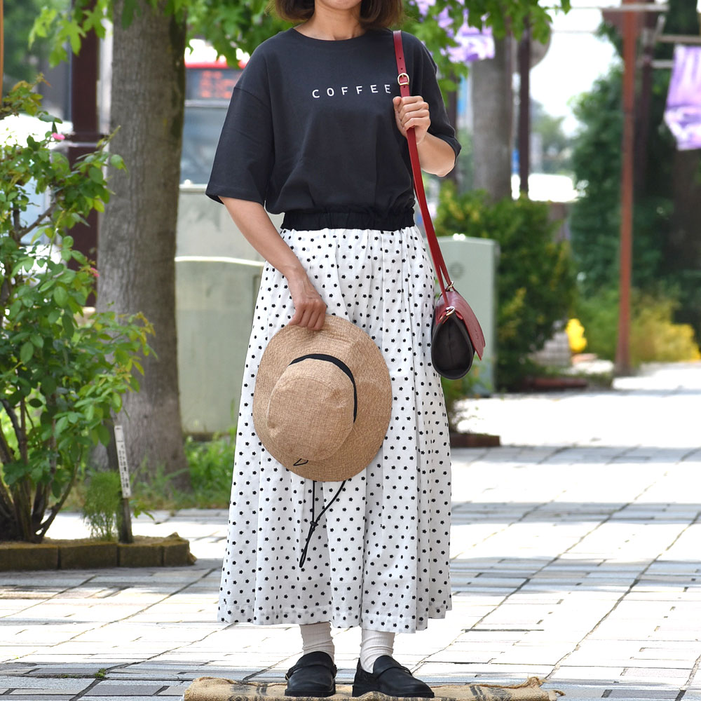 ポンデシャロン (PONT DE CHALONS) 刺繍タックギャザースカート 小花モチーフ 22480327 を使った カジュアルレディース夏コーデで避暑地へ