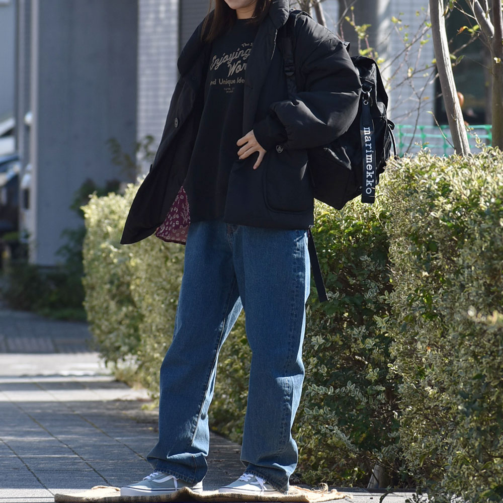 マリメッコ (marimekko) Everything Backpack L Unikko 52239-2-92229 を使った リラックスムードのデイリーレディース秋冬コーデ