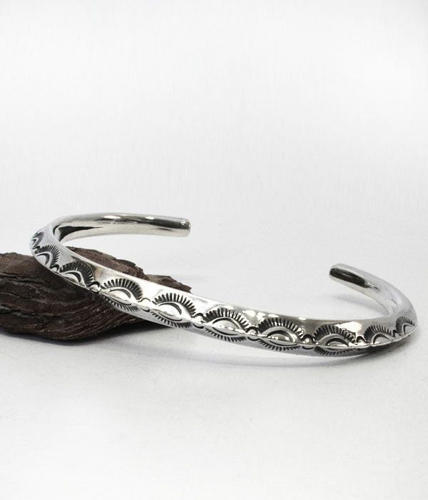 激安ネット通販 LARRY SMITH THIN TRIANGLE BANGLE LEAF | paraco.ge