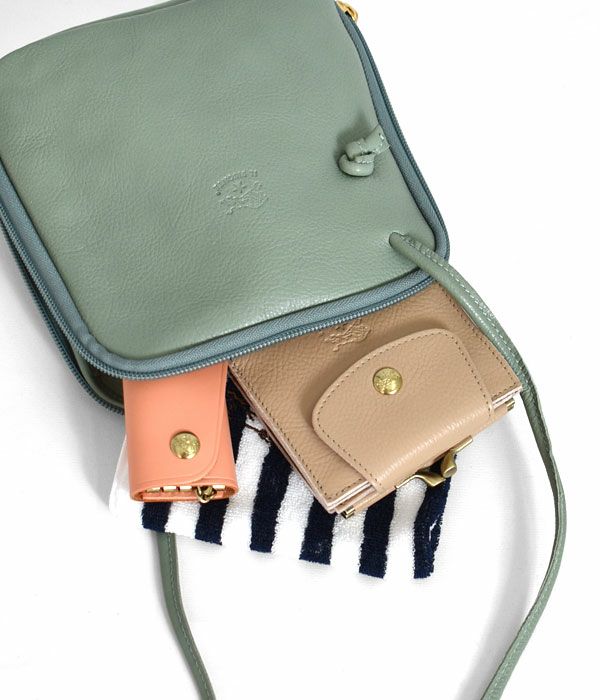 イルビゾンテ (IL BISONTE) クロスボディバッグ　限定カラー レザースクエアミニショルダーバッグ 54232-3-07211 54232307211