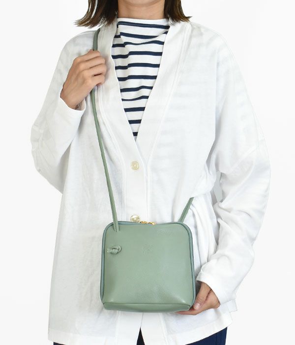 イルビゾンテ (IL BISONTE) クロスボディバッグ　限定カラー レザースクエアミニショルダーバッグ 54232-3-07211 54232307211