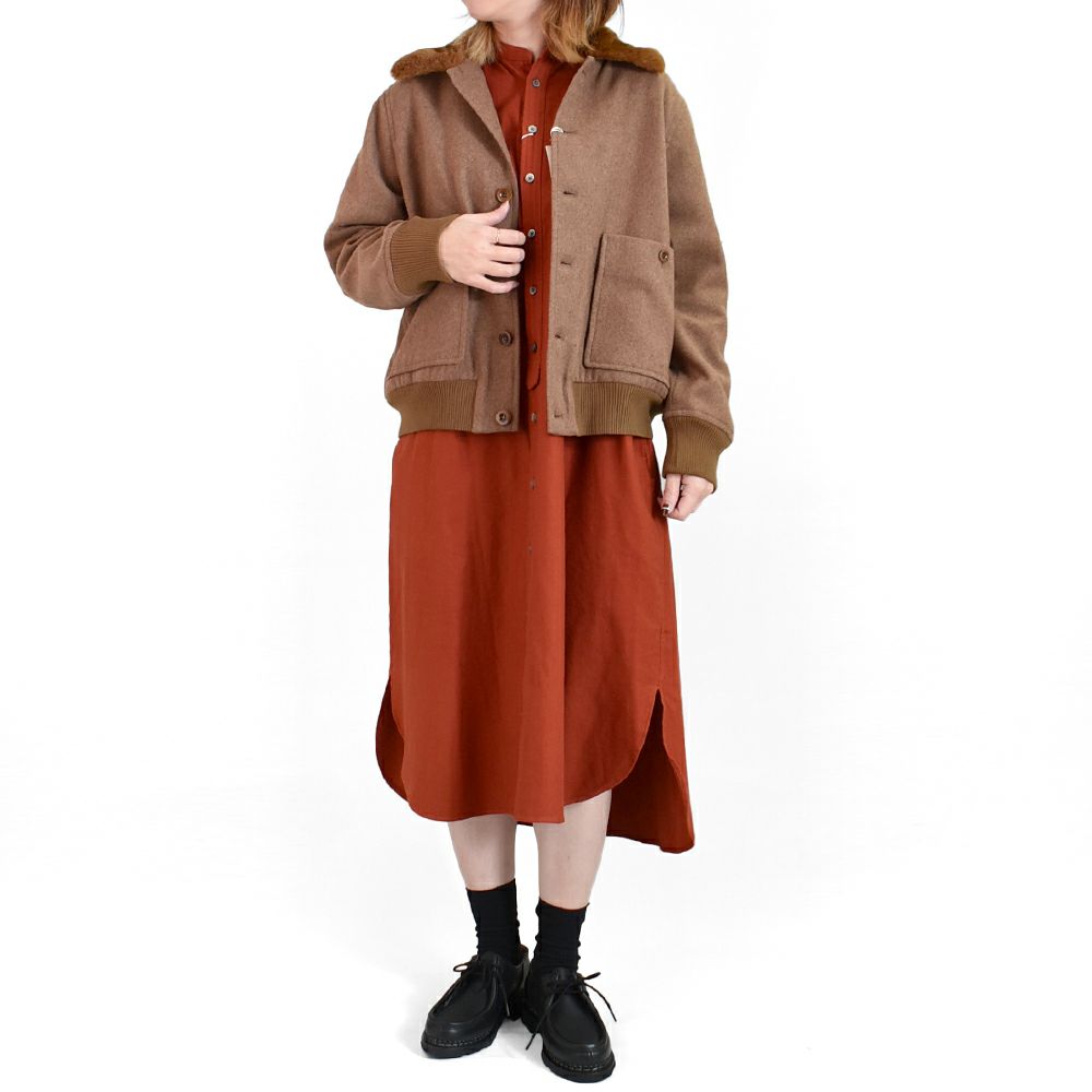 ダナファヌル (DANA FANEUIL) ライトミリタリーモールスキンプレミアムスウェード ノーカラーシャツワンピース D6323410