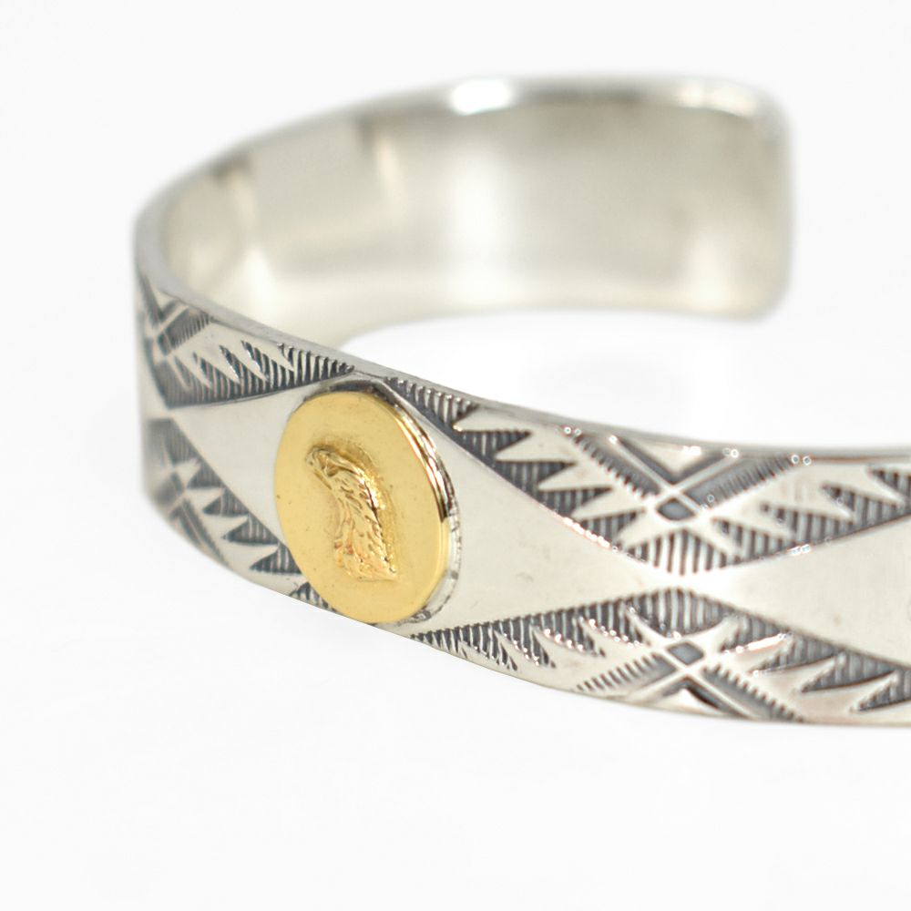 ラリースミス(LARRY SMITH) EAGLE HEAD STAMPED BRACELET (18K GOLD ACCENT, RUG  PATTERN) バングル ブレスレット シルバーアクセサリー BR-0120 の通販ならトップジミー