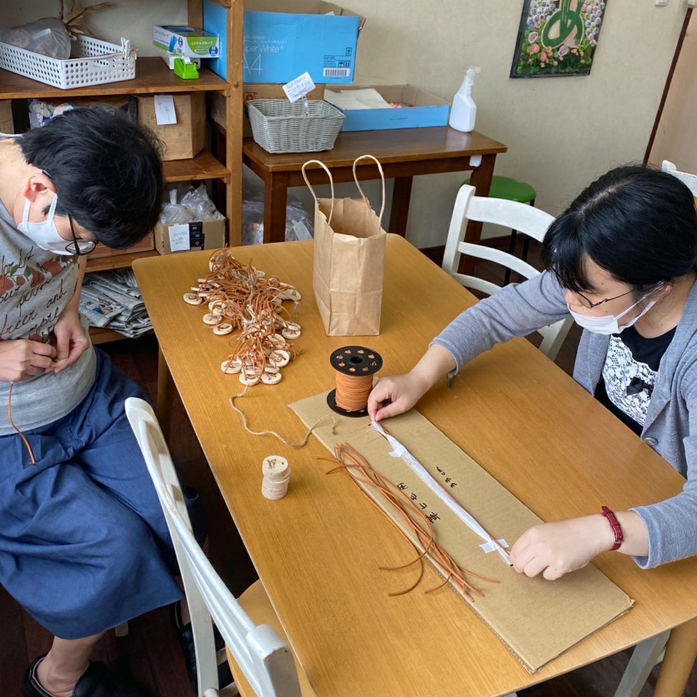 トップジミー (TOP JIMMY) WOOD CHARM -yukaina okazaemon- 木製キーホルダー ウッドプレート トップジミー オリジナル