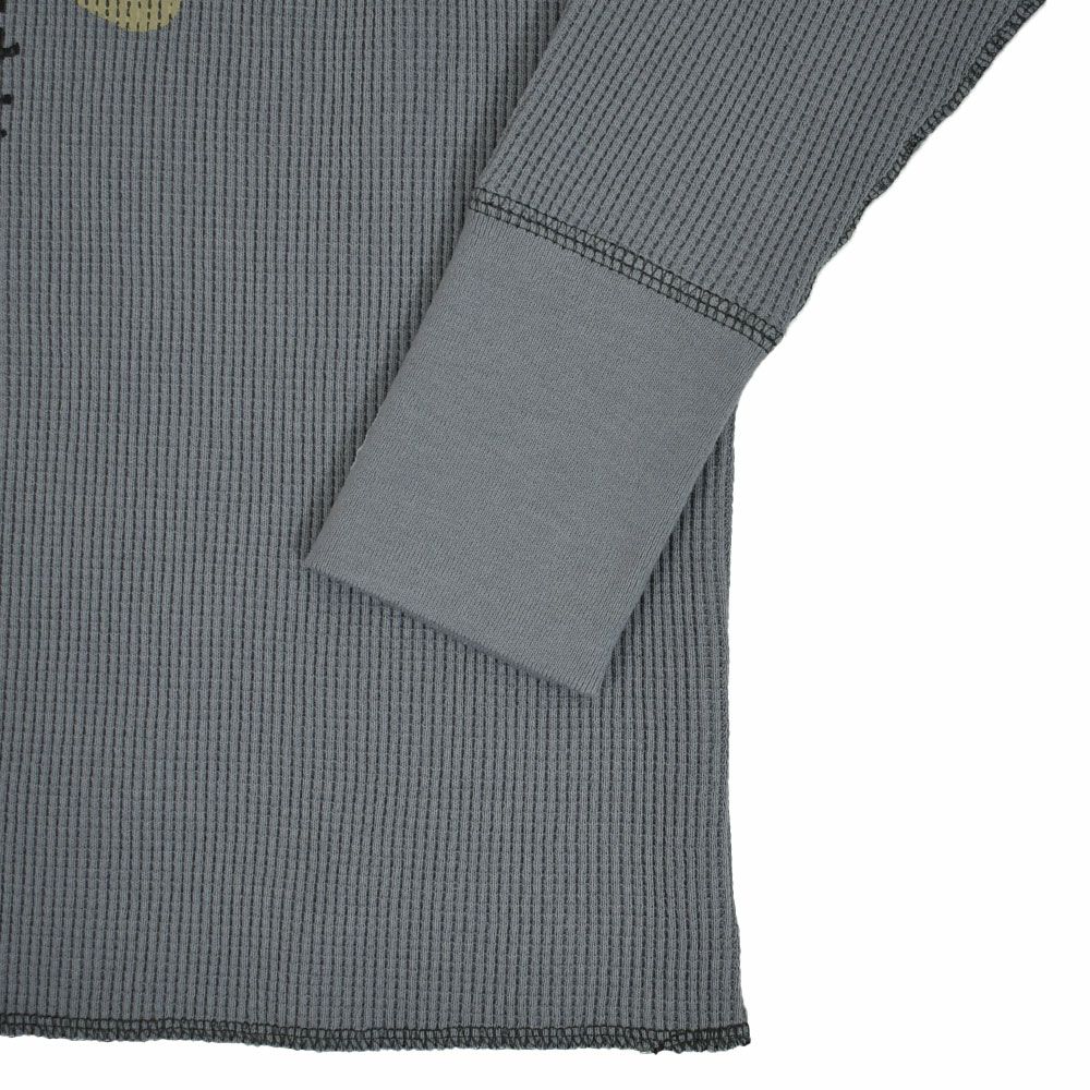 リーホイーラーズ (FREEWHEELERS) -KNUCLE BONES- on -AAF 90thBG 400thBSQ- CREW NECKED THERMAL LONG SLEEVE SHIRT 1950s STYLE UNDERWEAR 50s POWER WEAR PRINT LABEL Vintage Style Medium Weight Waffle Knit MEDIUM GRAY 長袖プリントサーマルTシャツ ロンT 2535008